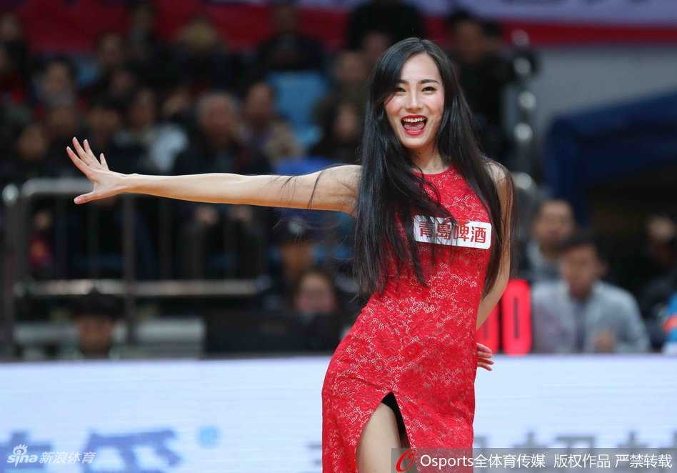 小姐姐端坐在新闻发布会台的长桌后，面对话筒假装严肃发言，旁边的队友忍不住笑场，气氛轻松欢乐