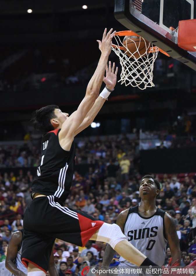 夏季联赛周琦防守端尽显天赋 关键补扣封盖助火箭翻盘太阳 周琦在对方头顶摘板,如飞天魔兽一般将球狠狠补进篮筐,点燃全场激情。