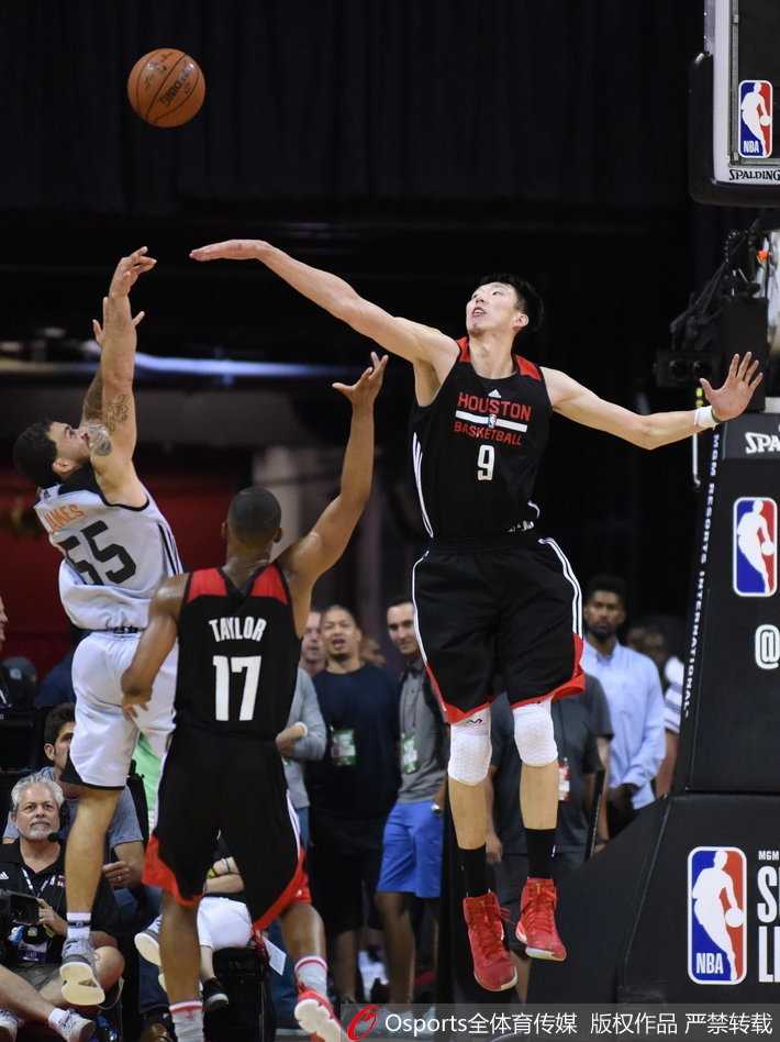 夏季联赛周琦防守端尽显天赋 关键补扣封盖助火箭翻盘太阳 周琦面对太阳队潜力新星,用一记擎天柱式的排球大帽,直接将对手的上篮扇飞出场外。