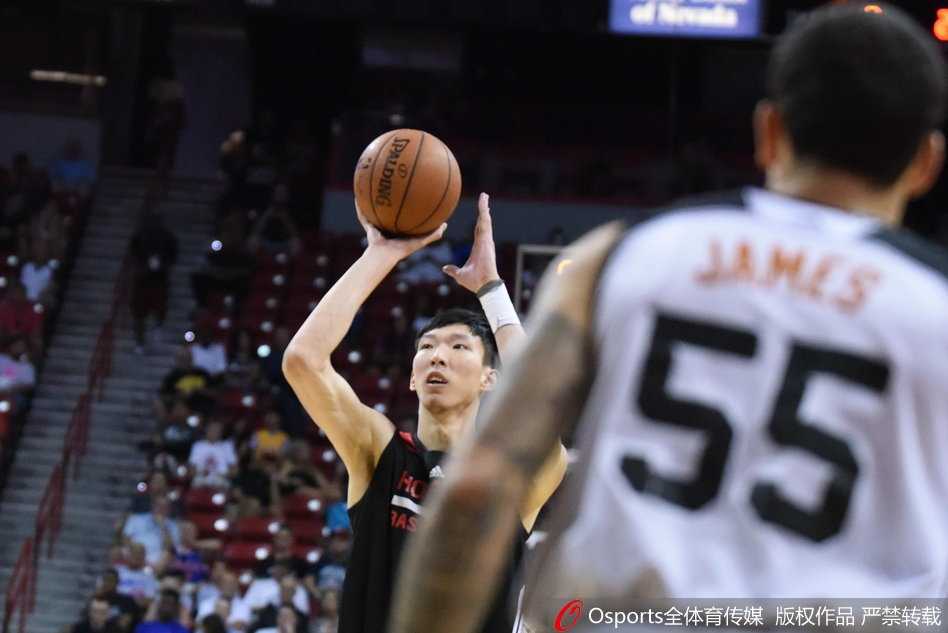 夏季联赛周琦防守端尽显天赋 关键补扣封盖助火箭翻盘太阳 周琦全神贯注地投入在夏季联赛中,他的眼神紧紧跟随着篮球的轨迹,随时准备做出下一个防守动作。