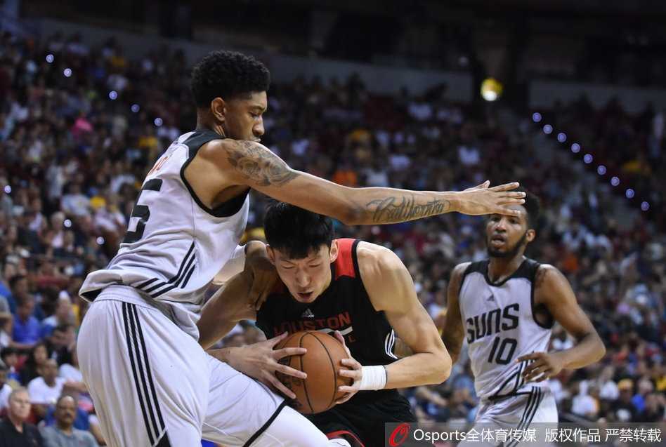 夏季联赛周琦防守端尽显天赋 关键补扣封盖助火箭翻盘太阳 周琦在篮下卡住有利位置,张开双臂奋力要位,眼神坚定地等待着队友的传球。