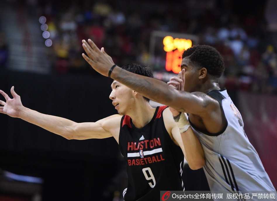 夏季联赛周琦防守端尽显天赋 关键补扣封盖助火箭翻盘太阳 周琦在比赛中被侵犯,随后站上罚球线,神情专注地调整呼吸,准备罚球。