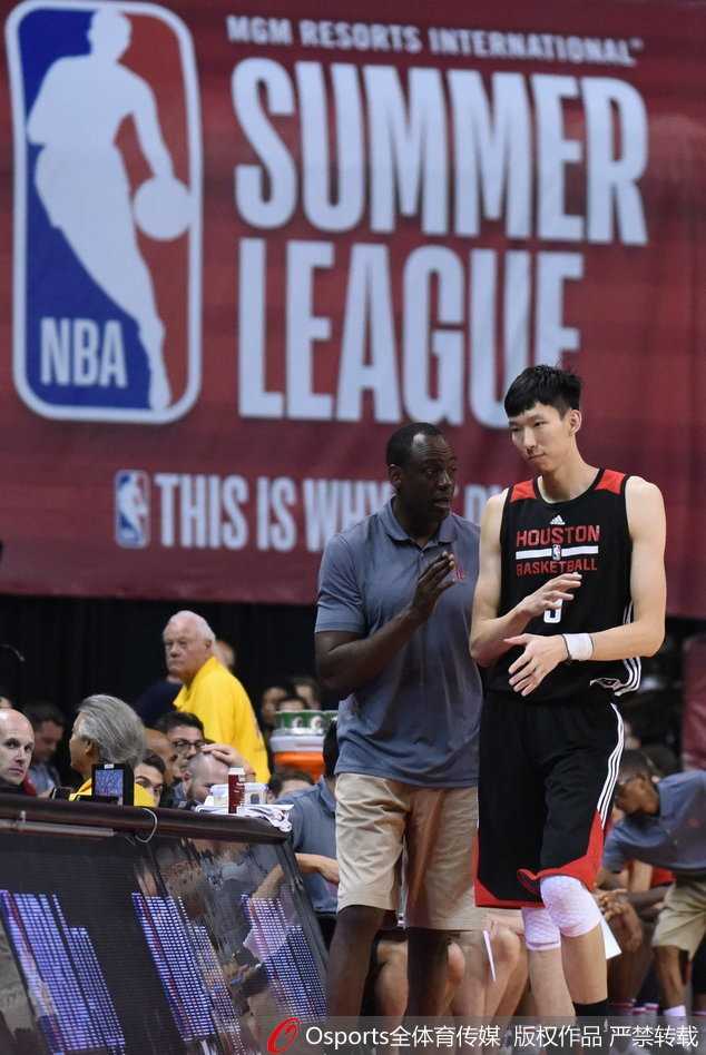 夏季联赛周琦防守端尽显天赋 关键补扣封盖助火箭翻盘太阳 暂停期间,周琦弯下腰,侧耳倾听教练的战术布置,眼神中充满了对比赛的投入和渴望。