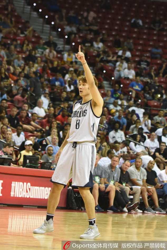 夏日狂潮亚洲荣光 丁彦雨航两记重扣率小牛劈落国王挺进八强 丁彦雨航送出一记精准妙传 助攻队友轻松上分展现中国前锋的细腻一面