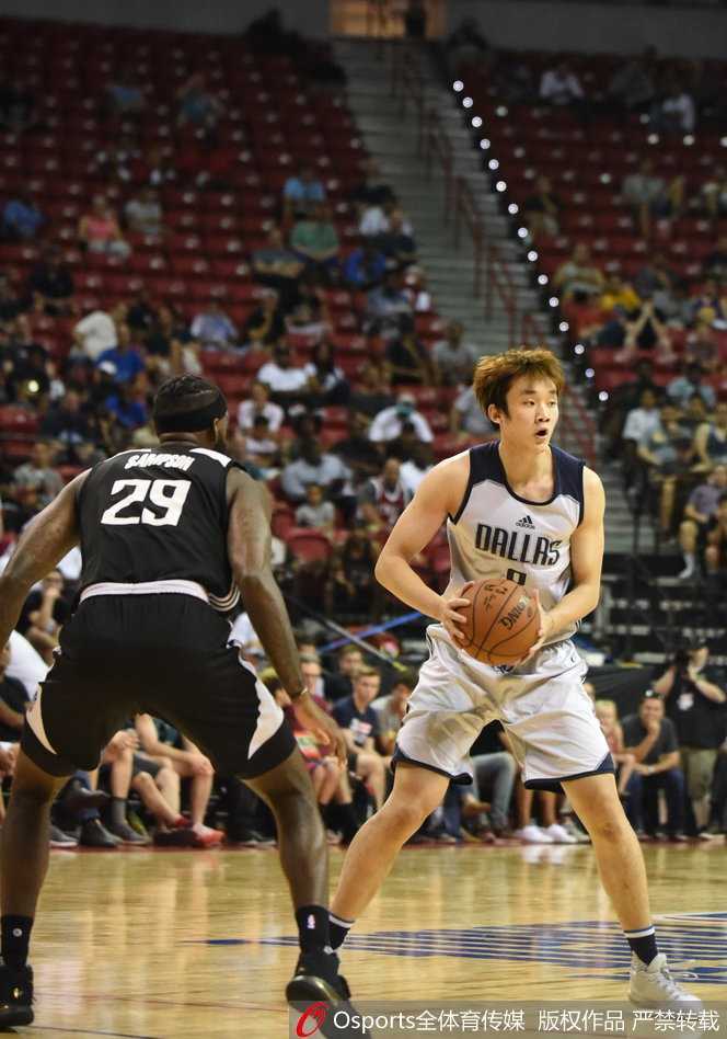 夏日狂潮亚洲荣光 丁彦雨航两记重扣率小牛劈落国王挺进八强 丁彦雨航快攻中接队友妙传 腾空而起上演双手大力灌篮点燃全场激情