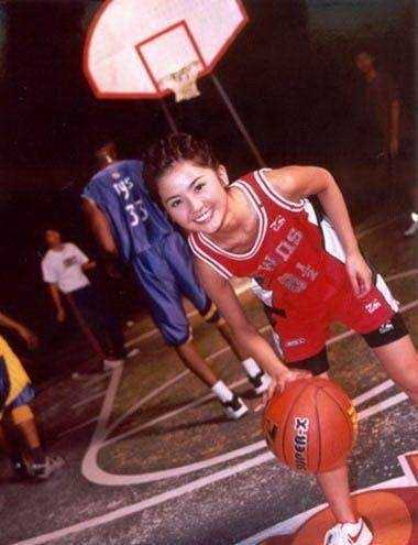 夏日球场甜心:女生篮球背心穿搭图鉴,解锁元气运动风 特写镜头中,女孩头戴针织帽,篮球背心的宽松轮廓与手腕上的配饰细节形成对比,她的眼神清澈而坚定,展现了篮球背心穿搭的街头潮流感。