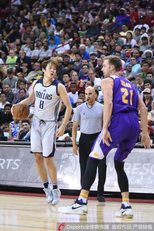 身穿小牛8号球衣的丁彦雨航在赛前热身中练习投篮，神情轻松，肌肉线条分明，充满了力量感。