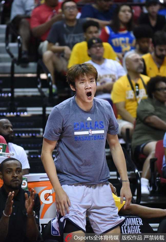 比赛结束后，丁彦雨航与队友交流，表情虽有些许不甘，但眼神中依然透露出对未来征程的坚定与期待。