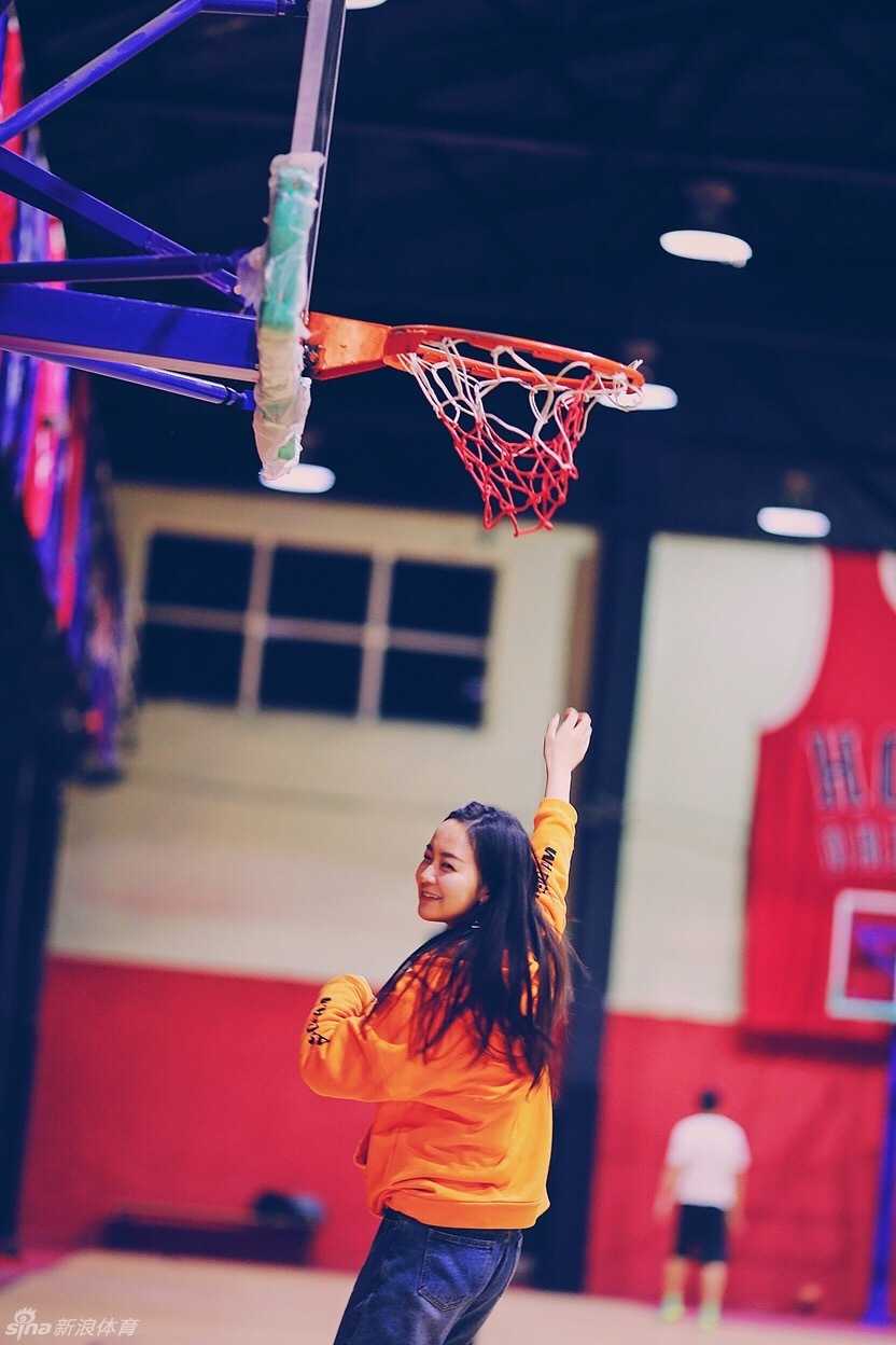夕阳下的扣篮梦:一位詹姆斯小迷妹的篮球征程 夕阳透过篮网,洒在女孩专注的脸上。她一遍遍练习着运球,篮球仿佛成了她身体的一部分,汗水顺着发梢滴落,球衣已湿透大半。