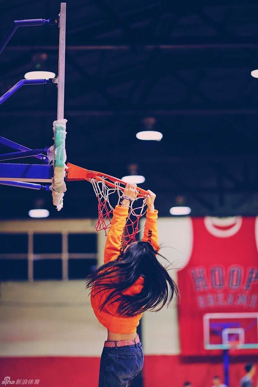 夕阳下的扣篮梦:一位詹姆斯小迷妹的篮球征程 篮球在空中划过一道优美的弧线,空心穿过篮网,发出‘唰’的清脆声响。女孩保持着出手后的跟随动作,目光追随着篮球,脸上露出一丝满意的神情。