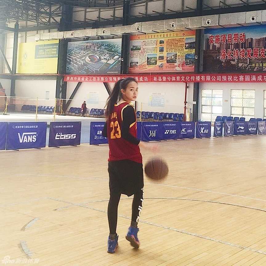 夕阳下的扣篮梦:一位詹姆斯小迷妹的篮球征程 女孩紧紧抱着心爱的篮球,脸上洋溢着纯真而灿烂的笑容。背景是模糊的球场和夕阳,她的眼神明亮,仿佛透过镜头,看到了自己未来扣篮成功的模样。