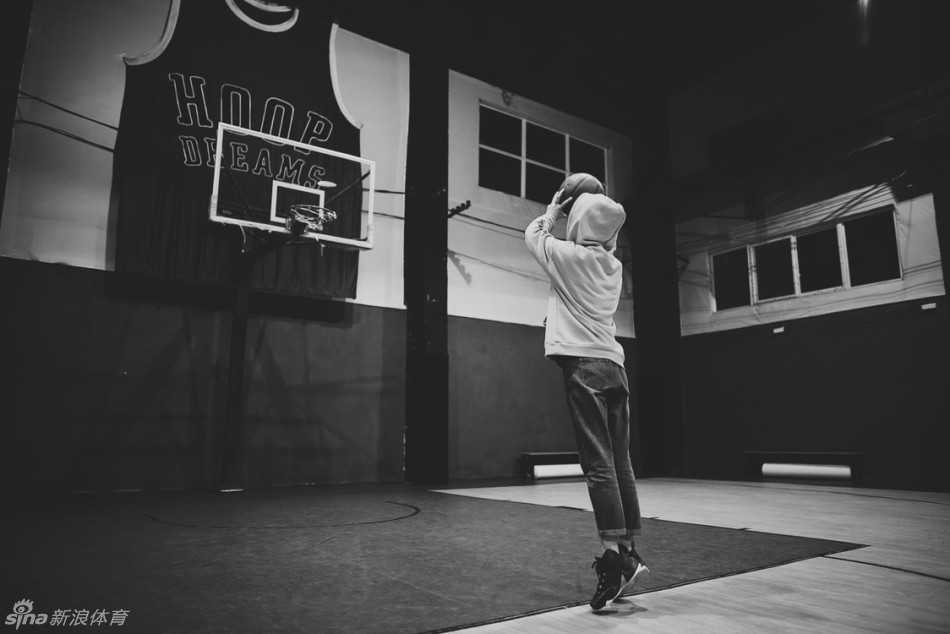 夕阳下的扣篮梦:一位詹姆斯小迷妹的篮球征程 女孩双脚分开,膝盖微曲,认真模仿着偶像的投篮手型。她高高举起篮球,目光聚焦在篮筐的后沿,全身肌肉绷紧,准备完成一次标准的投篮练习。