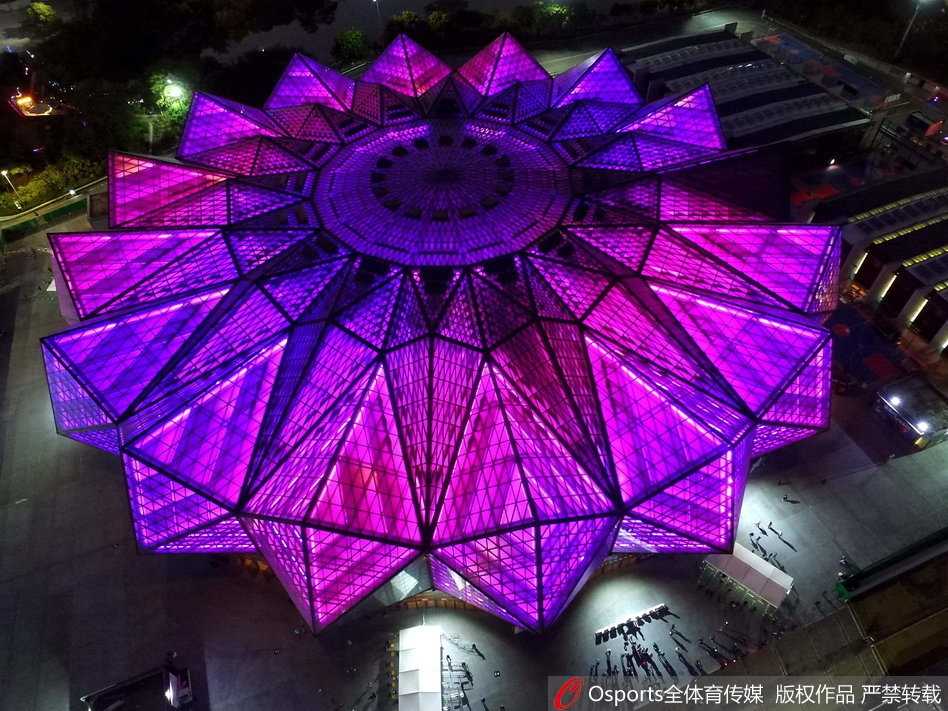 夜访水晶石:在深圳龙岗大运中心见证2018年CBA全明星赛的篮球盛宴 璀璨夺目的深圳龙岗大运中心体育馆,在深蓝色夜幕下通体透亮,犹如一块被精心雕琢的巨型水晶,映射出迷人的光影。