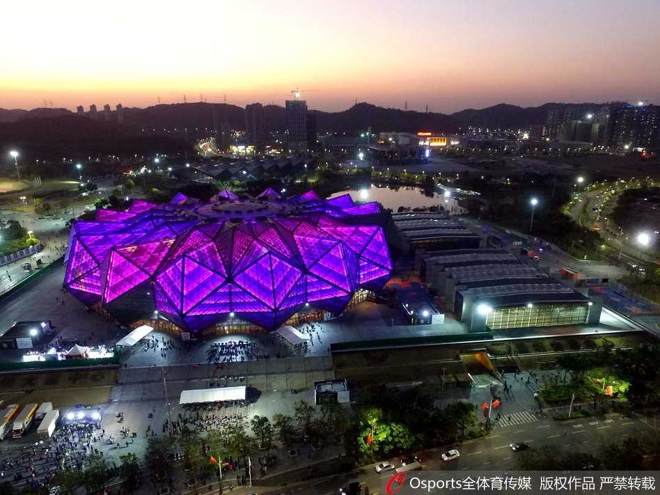 夜访水晶石:在深圳龙岗大运中心见证2018年CBA全明星赛的篮球盛宴 扣篮大赛中,张健豪飞跃三名同伴,身体在空中极度舒展,单手将球劈入篮筐,全场观众为之惊呼赞叹。