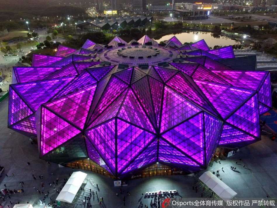 夜访水晶石:在深圳龙岗大运中心见证2018年CBA全明星赛的篮球盛宴 于德豪在技巧挑战赛中快速运球穿越障碍,他神情专注,动作敏捷,主场作战的他最终捧起了冠军奖杯。