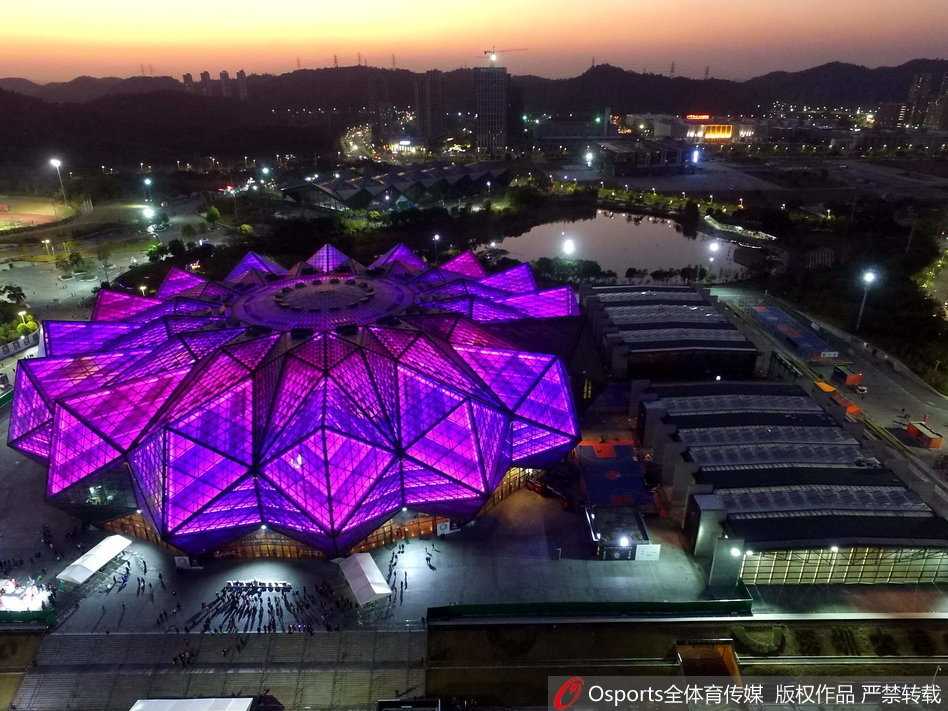 夜访水晶石:在深圳龙岗大运中心见证2018年CBA全明星赛的篮球盛宴 赛后,易建联高高举起MVP奖杯,周围是欢呼的队友和漫天的金色彩带,他的笑容里充满了在家乡圆梦的喜悦与自豪。