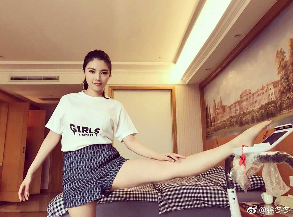 大嫂徐冬冬惊艳更新私房照,一颦一笑尽显东方女性魅力 徐冬冬轻抚秀发,神情轻松自然,仿佛在与好友进行一场私密的午后交谈