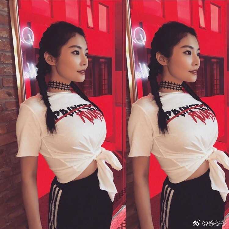 大嫂徐冬冬惊艳更新私房照,一颦一笑尽显东方女性魅力 徐冬冬身着简约服饰,在暖黄灯光下凝视镜头,眼神中透露出知性与温柔