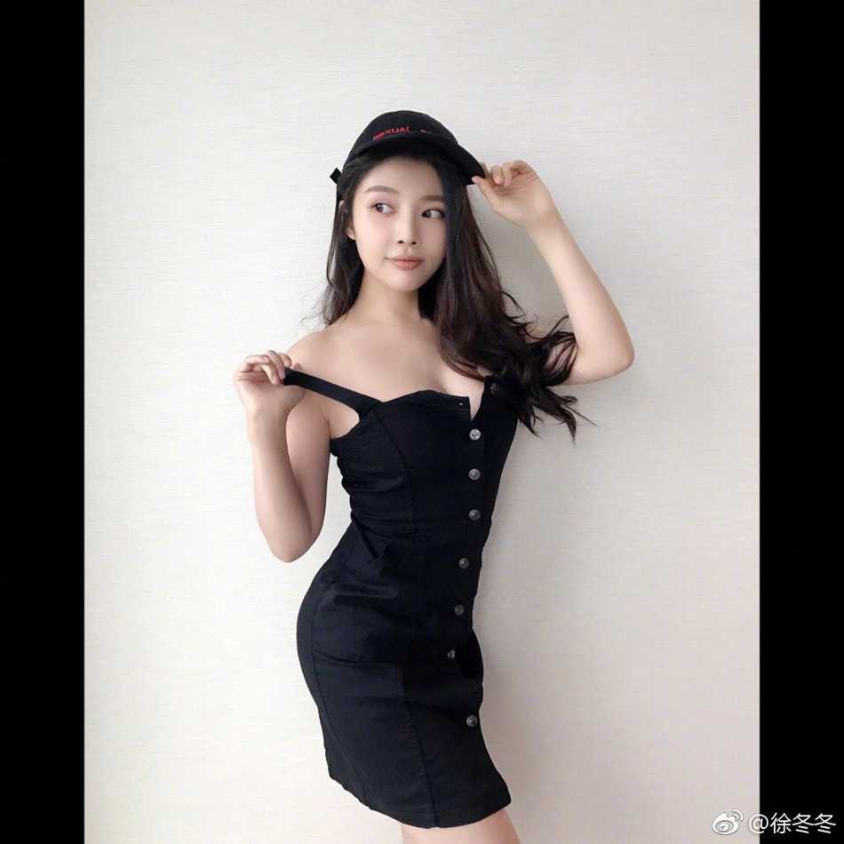 大嫂徐冬冬惊艳更新私房照,一颦一笑尽显东方女性魅力 徐冬冬闭眼享受片刻宁静,恬淡的表情与柔和光线融合成一幅唯美画面