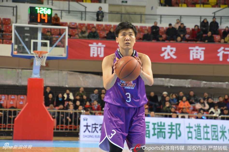 大庆主场七十二比七十七惜败上海 女篮第十五轮激战 大庆队核心纪妍妍面对贴身防守,急停干拔跳投,皮球划过完美弧线空心入网,眼神中满是杀气