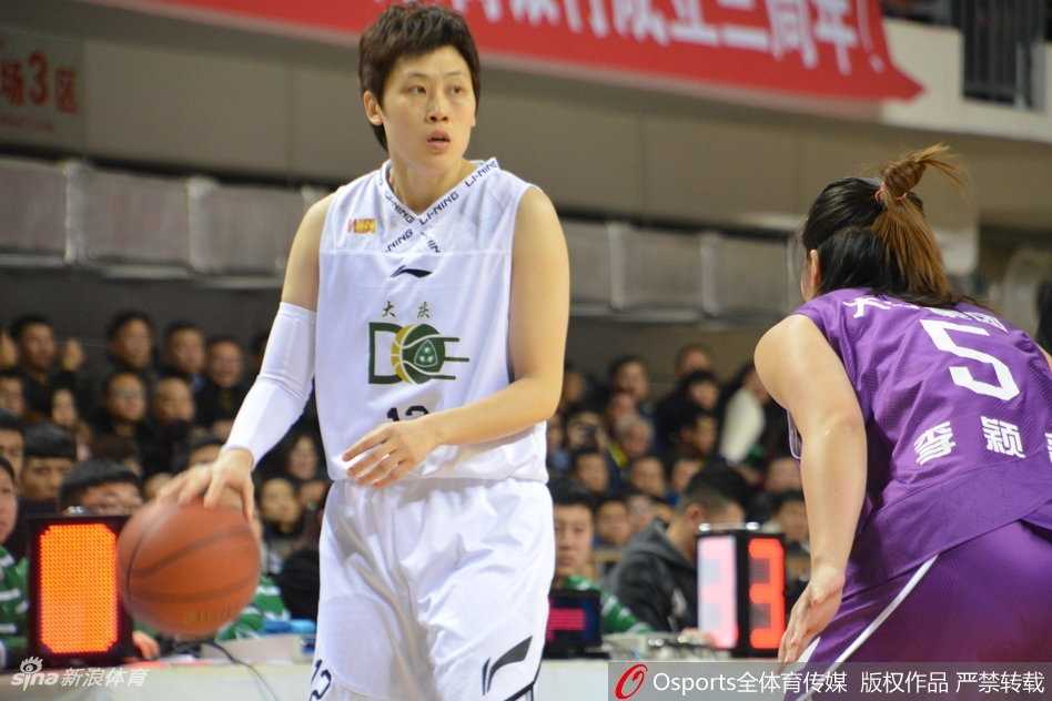 大庆主场七十二比七十七惜败上海 女篮第十五轮激战 暂停期间,大庆主帅蹲在地上用战术板飞速画着跑位,汗水顺着脸颊滑落,球员们围成一圈眼神坚定