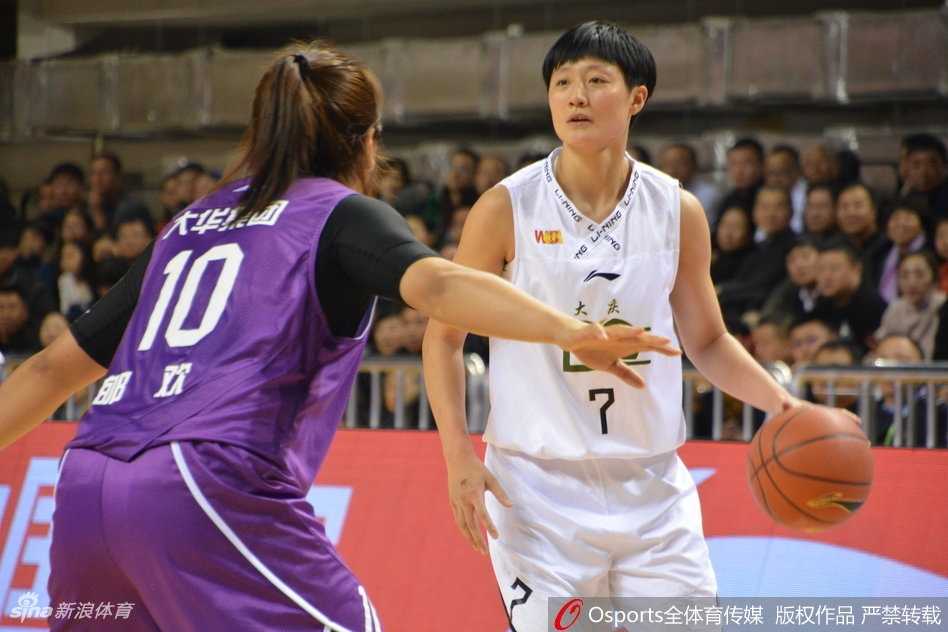 大庆主场七十二比七十七惜败上海 女篮第十五轮激战 大庆队后卫如闪电般撕裂防线,一骑绝尘直捣黄龙,上海队员奋力回追却只能望其项背