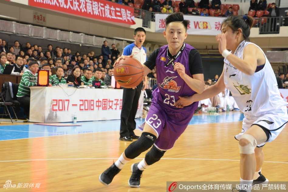 大庆主场七十二比七十七惜败上海 女篮第十五轮激战 上海队外援背身强行碾入禁区,面对三人合围依然将球送入篮筐,大庆内线的封盖指尖只差毫厘