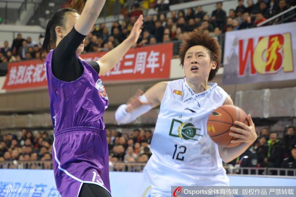 大庆主场七十二比七十七惜败上海 女篮第十五轮激战 看台上一位小球迷脸上画着油彩,挥舞着大庆队旗,眼中闪着泪光却仍用力呐喊,与满场旗帜汇成蓝色海洋