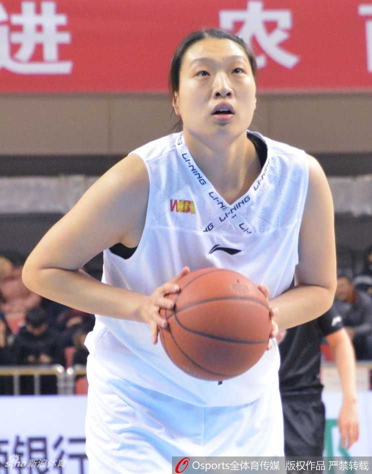 大庆女篮主场大胜陕西,刘佳岑复出引领团队攻势 轻松拿下比赛的大庆替补席一片欢腾,球员们挥舞着毛巾庆祝这场团队胜利,主帅也为队员们的精彩表现鼓掌致意。