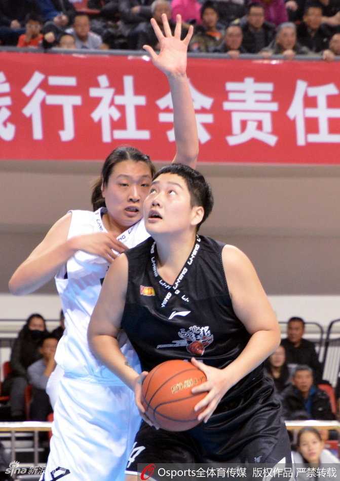 大庆女篮主场大胜陕西,刘佳岑复出引领团队攻势 大庆队核心刘佳岑在复出首战中强势回归,她在内线强打,用标志性的转身跳投宣告了自己的王者归来。
