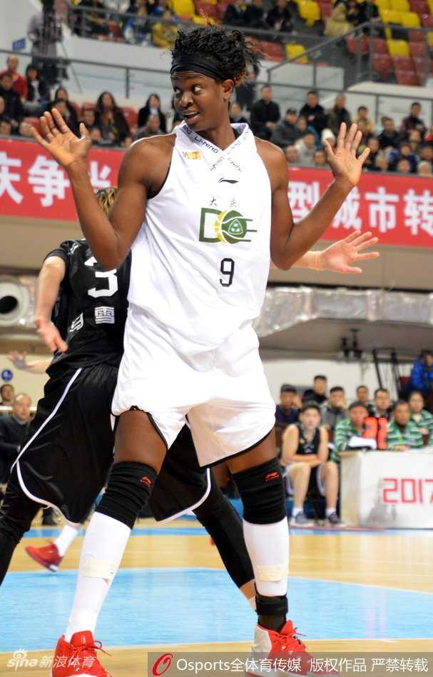 大庆女篮主场大胜陕西,刘佳岑复出引领团队攻势 大庆队外线射手张湘君在三分线外果断出手,篮球划过一道完美的弧线直钻网窝,这记远投彻底打停了陕西队的反扑势头。