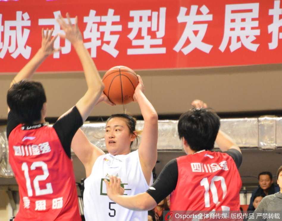 大庆女篮主场掀翻四川,WCBA联赛第六轮激战纪实 大庆女篮队员在主场球迷的助威声中,眼神坚毅地运球穿越中场,白色球衣在灯光下格外醒目。