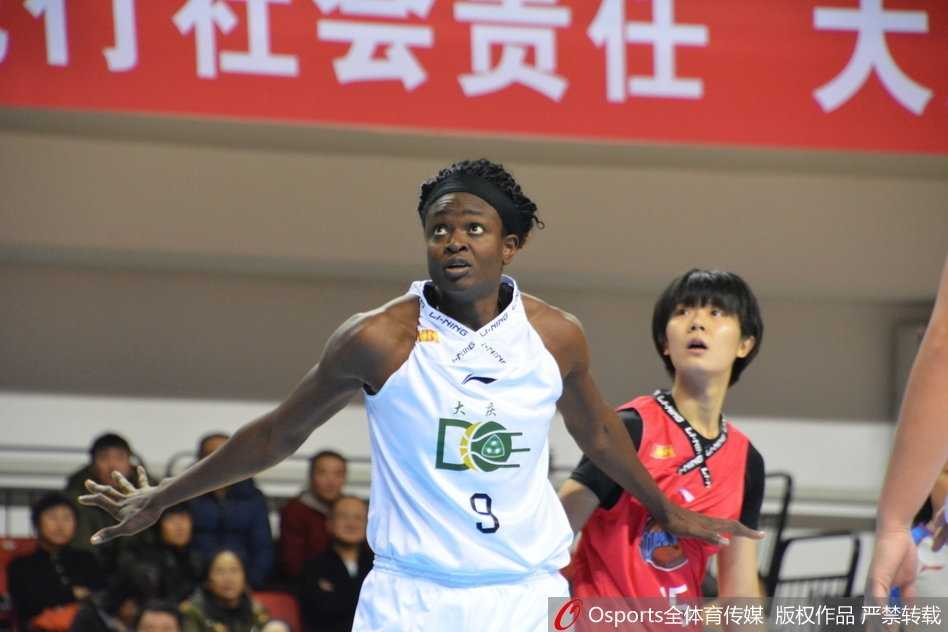 大庆女篮主场掀翻四川,WCBA联赛第六轮激战纪实 四川女篮核心球员在严密防守下强行突破,身姿矫健如飞燕,试图撕裂黑龙江队的防线。