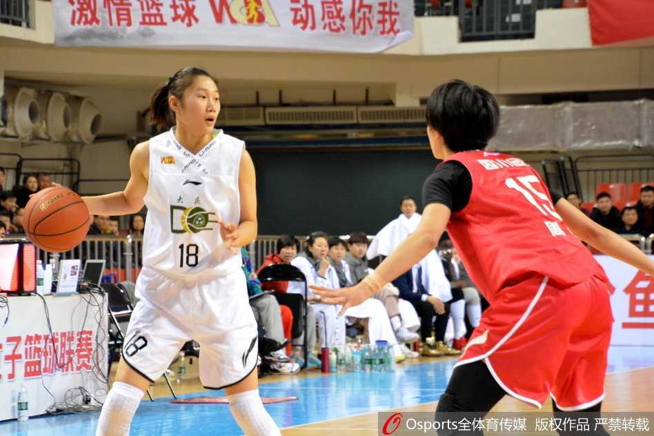 大庆女篮主场掀翻四川,WCBA联赛第六轮激战纪实 双方球员在篮下激烈拼抢篮板,手臂交织,肌肉碰撞,胜负欲在小小的篮球上燃烧。