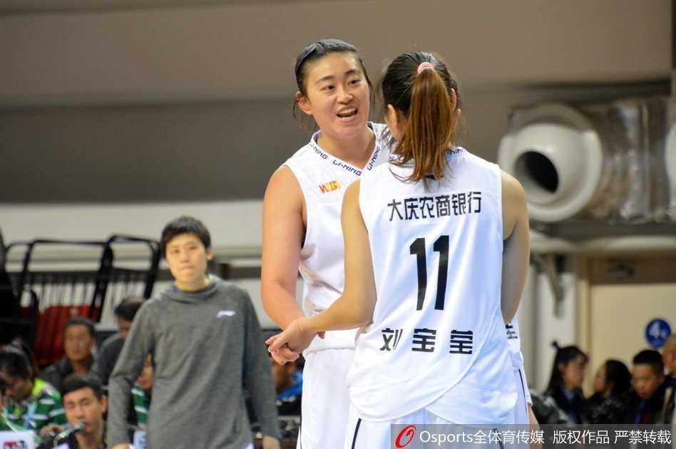 大庆女篮主场掀翻四川,WCBA联赛第六轮激战纪实 终场哨响那一刻,大庆女篮球员们激动地拥抱在一起,庆祝这场来之不易的主场胜利。