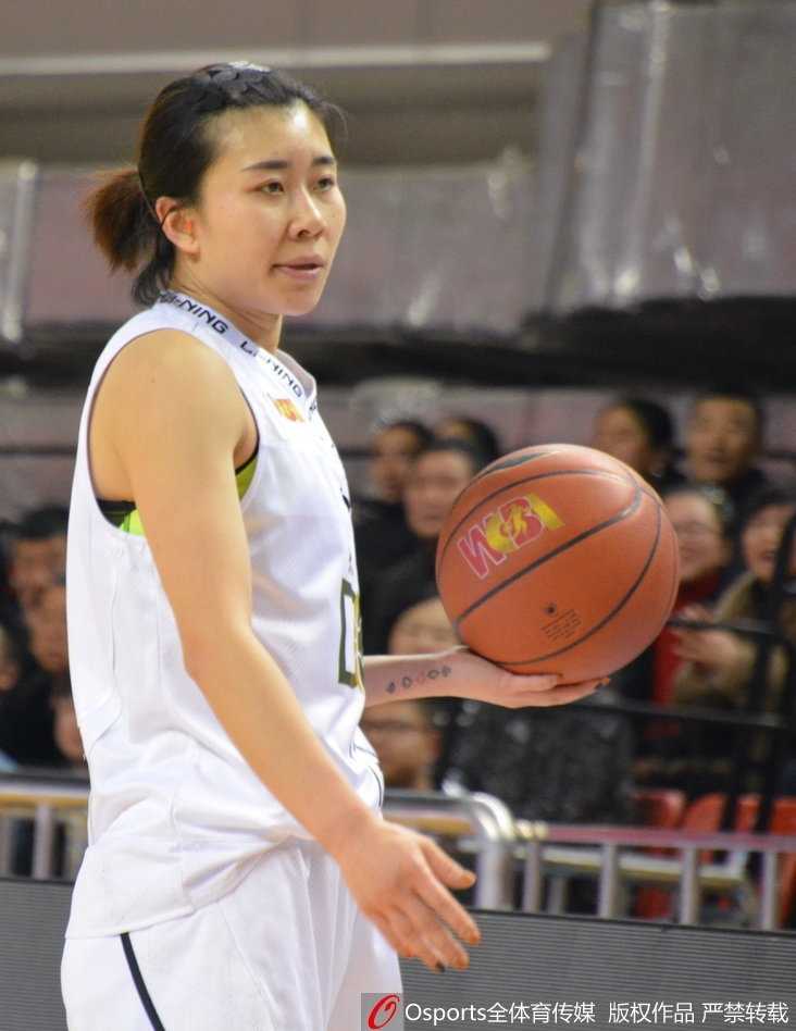 大庆女篮逆袭山西,WCBA常规赛第14轮上演惊天逆转 山西队外援琼斯在篮下遭遇三人包夹,她高高跃起试图强行出手,但大庆队的防守球员如同铜墙铁壁般寸步不让。