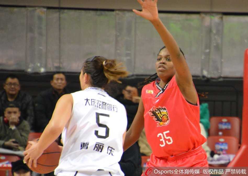 大庆女篮逆袭山西,WCBA常规赛第14轮上演惊天逆转 比赛结束后,大庆队的球员们紧紧拥抱在一起,汗水与喜悦交织,她们的脸上洋溢着击败强敌后难以言表的激动与自豪。