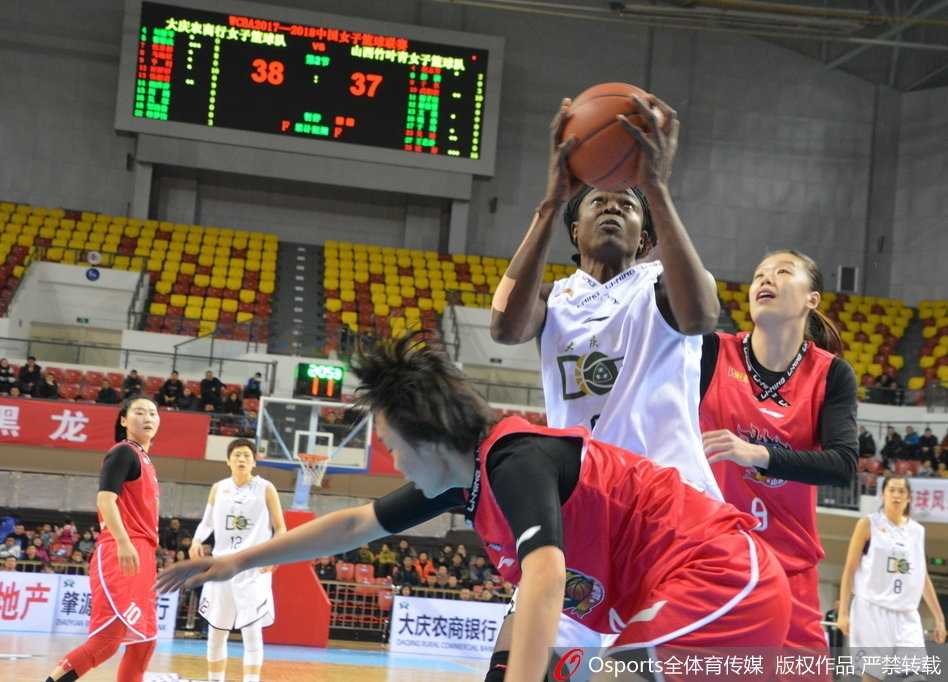 大庆女篮逆袭山西,WCBA常规赛第14轮上演惊天逆转 大庆队当家球星纪妍妍在三分线外手起刀落,篮球在空中划出一道美丽的弧线,这一刻时间仿佛凝固,全场目光都聚焦在这颗决定命运的皮球上。