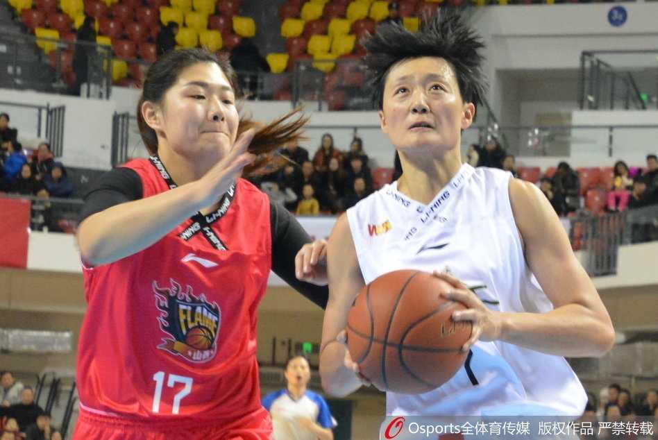 大庆女篮逆袭山西,WCBA常规赛第14轮上演惊天逆转 大庆女篮球员在主场观众山呼海啸般的助威声中,眼神坚定地持球进攻,整个体育馆的温度仿佛都因这紧张的气氛而升高。