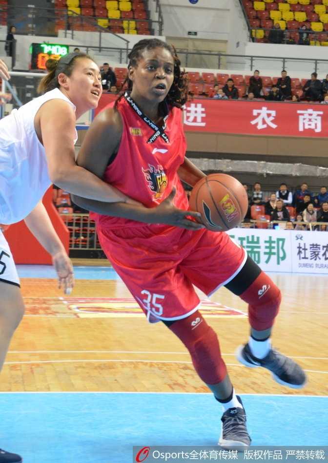 大庆女篮逆袭山西,WCBA常规赛第14轮上演惊天逆转 尽管输掉比赛,山西队核心琼斯的数据依旧耀眼,但她无奈叉腰的背影,与庆祝胜利的大庆队形成了鲜明对比,尽显孤胆英雄的落寞。