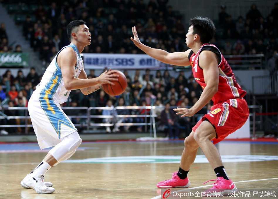 大王内线翻江倒海赵泰隆神射无双 福建主场大胜八一完美收官 王哲林接球后顺势起跳,单臂高高举起,在八一队员的头顶完成一记势大力沉的单手劈扣,篮筐仿佛都在颤抖。