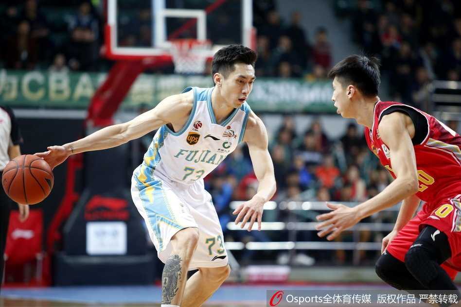 大王内线翻江倒海赵泰隆神射无双 福建主场大胜八一完美收官 赵泰隆底角接球,面对飞身扑防的八一队员,眼神坚毅,手腕轻压,皮球划出一道彩虹空心入网,压哨三分引爆全场。