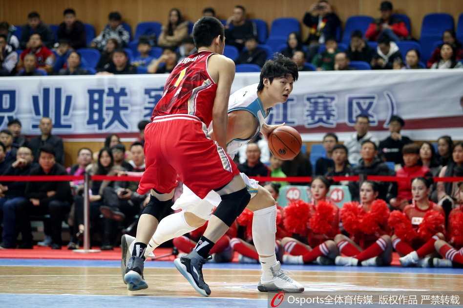 大王内线翻江倒海赵泰隆神射无双 福建主场大胜八一完美收官 八一队年轻后卫田宇翔快速突入福建队禁区,面对补防的球员,他冷静地寻找着上篮的角度,试图撕开防线。