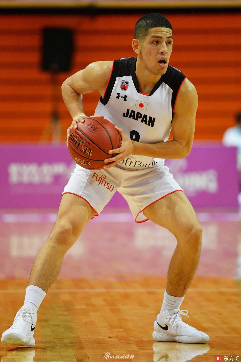 大运会男篮激战:挪威末节爆发力克日本,亚洲劲旅小组赛惜败 双方球员在篮下激烈地争抢篮板球,手臂交织在一起,肌肉碰撞的激烈感仿佛能穿透屏幕,每个球员都竭尽全力,只为给球队赢得一次宝贵的进攻机会。