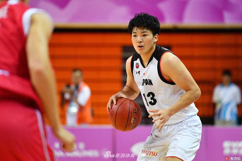 大运会男篮激战:挪威末节爆发力克日本,亚洲劲旅小组赛惜败 挪威队球员在命中关键投篮后,握拳怒吼庆祝,身后的队友纷纷举手示意,现场的氛围被瞬间点燃,展现了他们拿下这场关键比赛的激动心情。