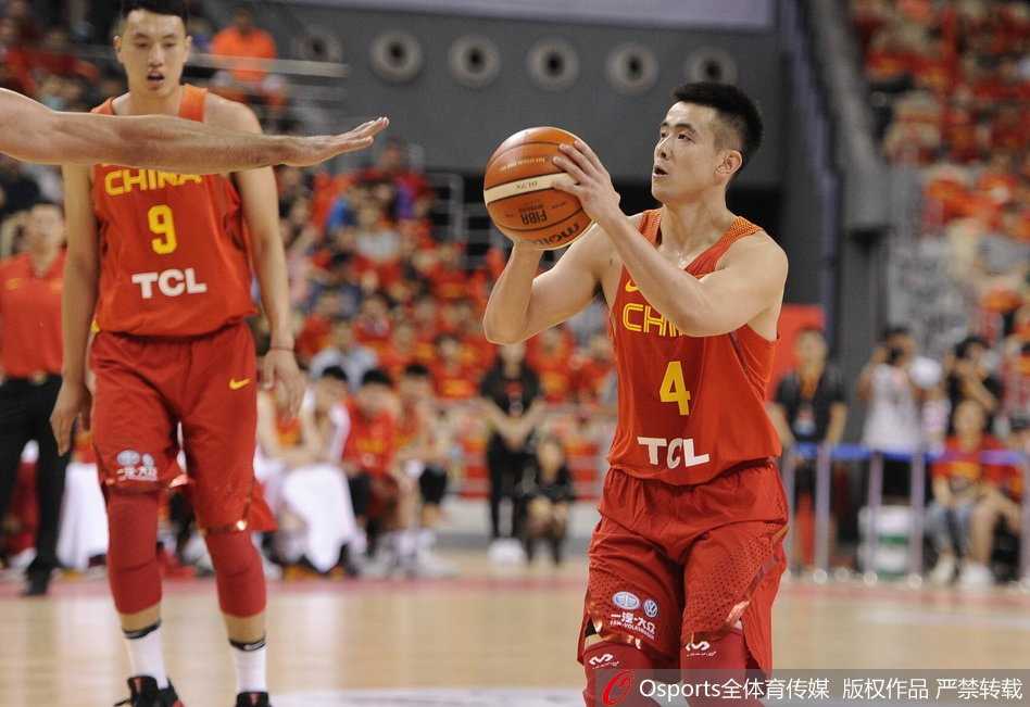 大连仲夏夜之憾:新锐男篮红队三分惜败宿敌伊朗 只见常林在伊朗高大内线的长臂干扰下强行起跳,皮球在空中划出一道弧线空心入网,他紧握拳头怒吼一声,这一球让替补席彻底陷入了疯狂。