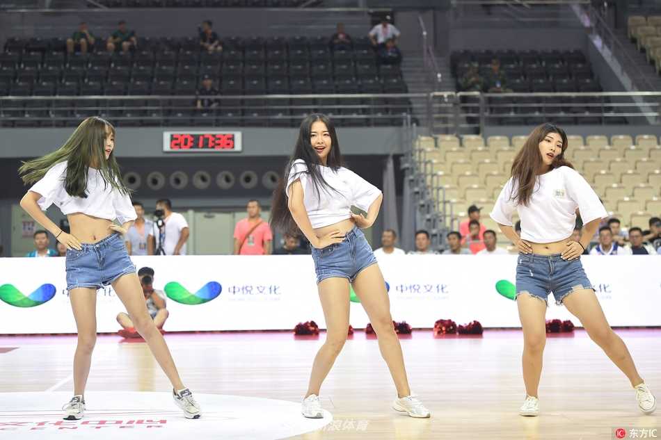 大连四国赛辽篮力克塞尔维亚 篮球宝贝热舞燃爆全场 镜头拉近,一位扎着马尾的啦啦队员回眸一笑,青春的气息扑面而来,背景里是正在擦汗的辽宁队球员,一动一静构成生动的赛场画卷。