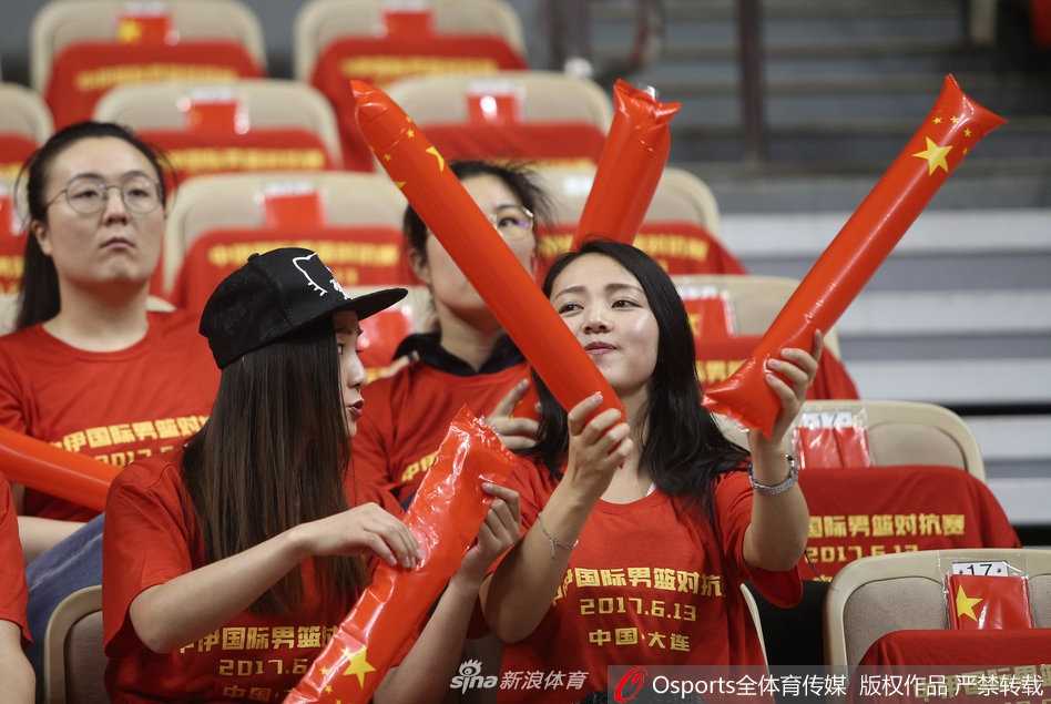 大连山呼海啸助威声,见证男篮红队青春首秀 大连球迷看台掀红色人浪,助威声震耳欲聋