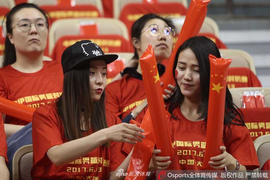 大连山呼海啸助威声,见证男篮红队青春首秀 赵继伟运球突破伊朗防线,眼神坚定寻找战机