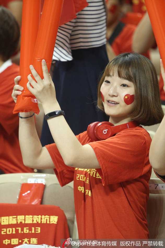 大连山呼海啸助威声,见证男篮红队青春首秀 赛后中国男篮集体向看台球迷鞠躬致谢